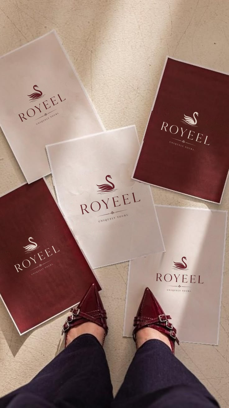 Feuilles au logo Royeel posées au sol