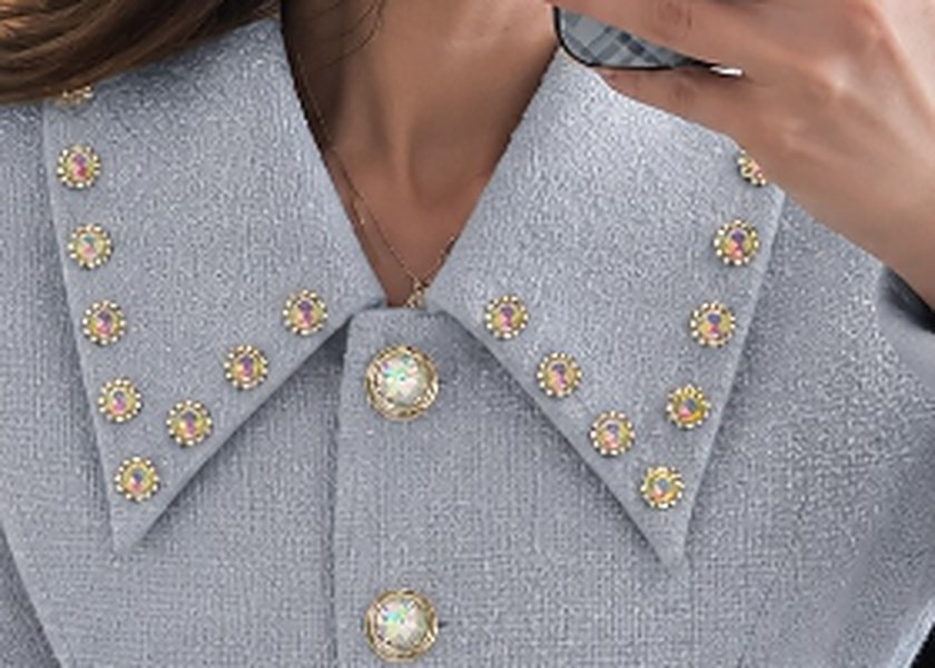 Col orné de bijoux dorés et perlés